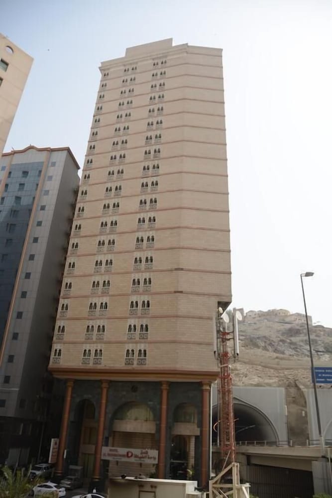 الواجهة الجانبية ولافتة فندق واحة الضيافة